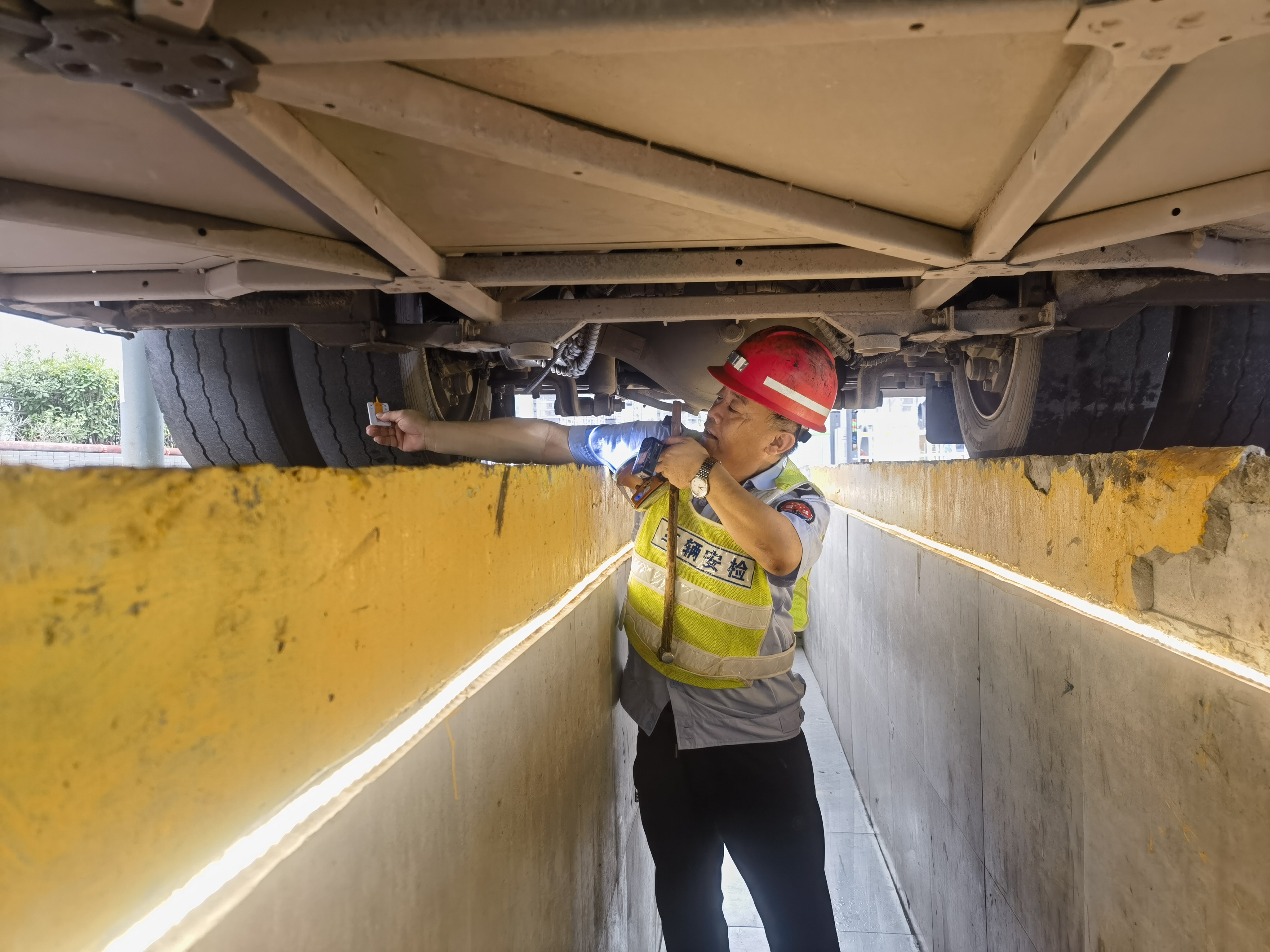 高温下的坚守---运业公司职工用汗水守护旅客出行